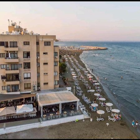 Bettys 1Br Seafront Apt Larnaca Bagian luar foto