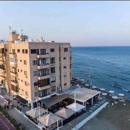 Bettys 1Br Seafront Apt Larnaca Bagian luar foto
