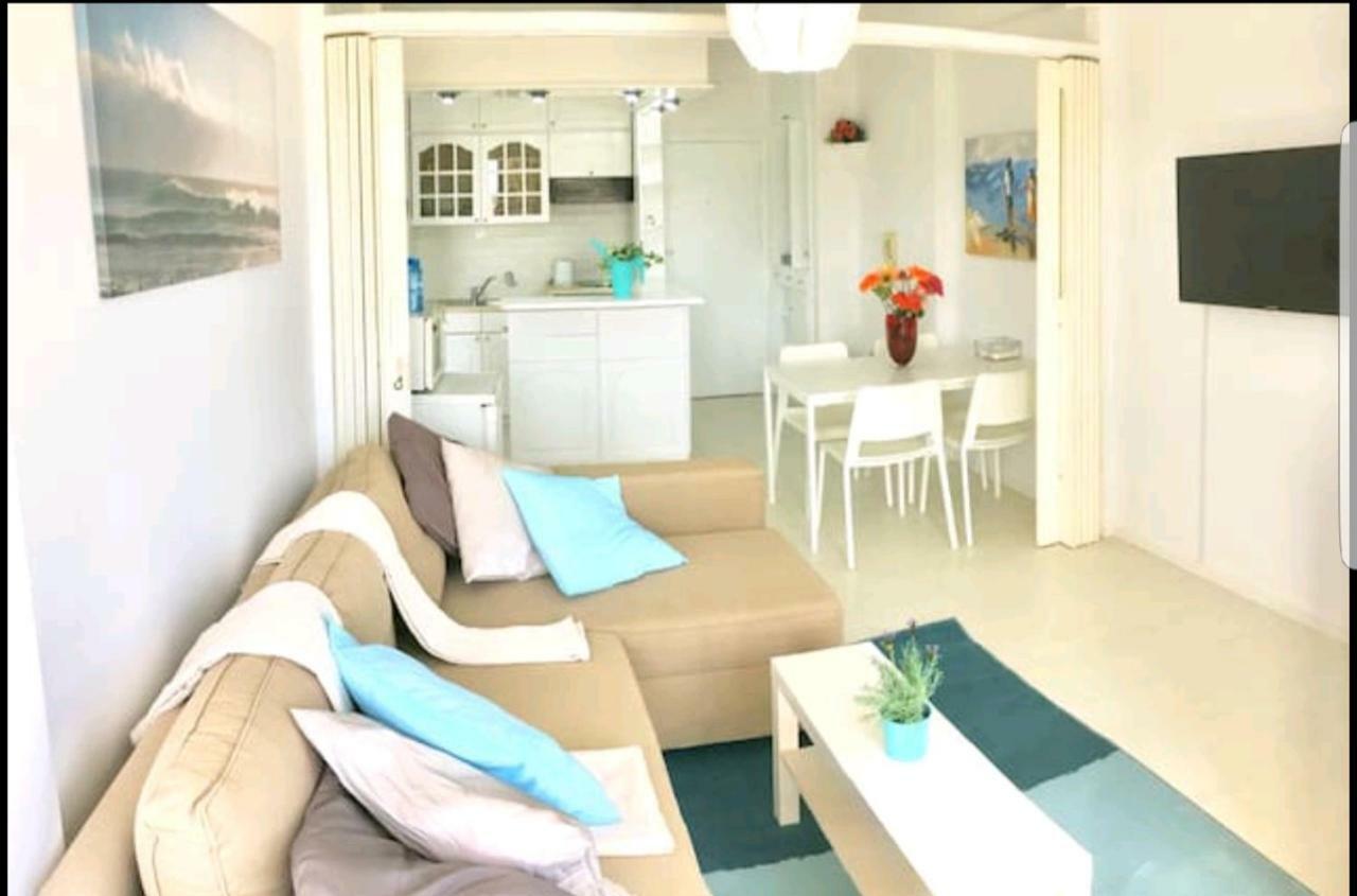 Bettys 1Br Seafront Apt Larnaca Bagian luar foto