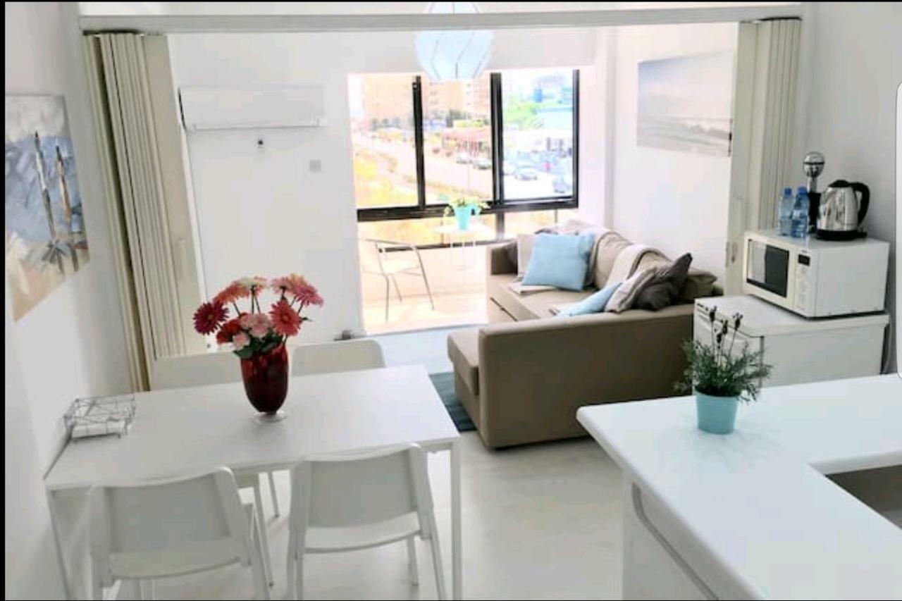 Bettys 1Br Seafront Apt Larnaca Bagian luar foto