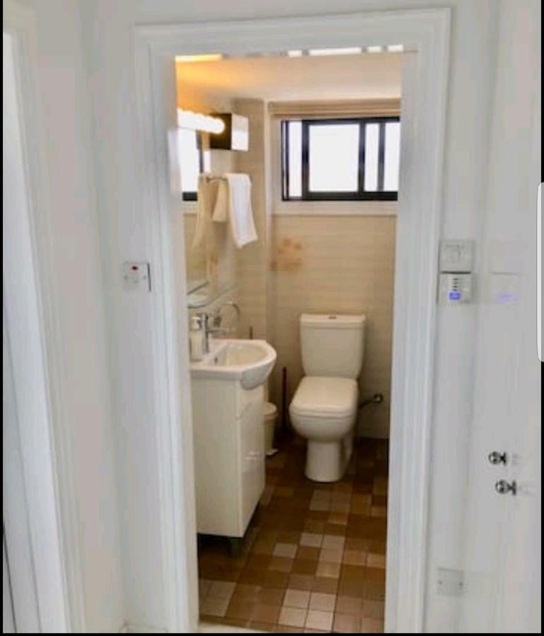 Bettys 1Br Seafront Apt Larnaca Bagian luar foto