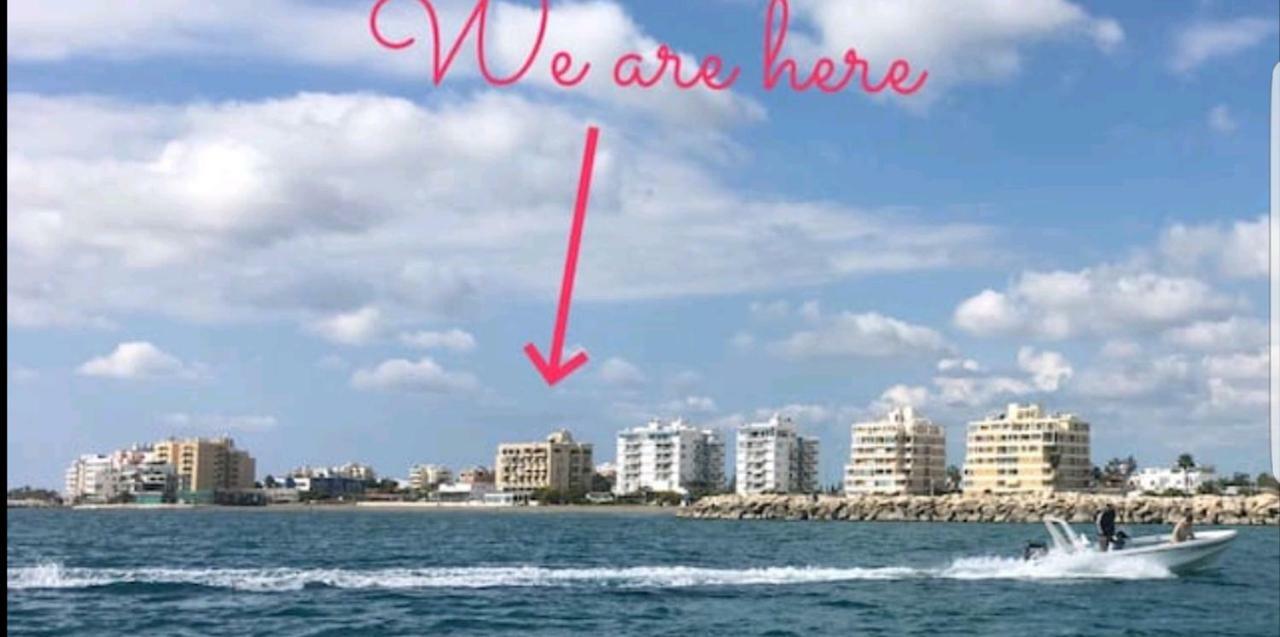 Bettys 1Br Seafront Apt Larnaca Bagian luar foto