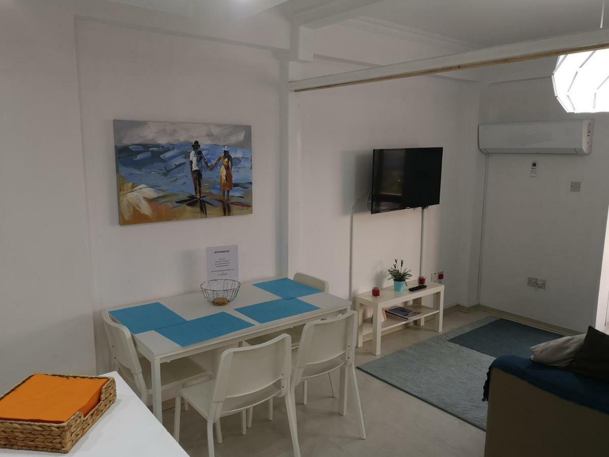 Bettys 1Br Seafront Apt Larnaca Bagian luar foto