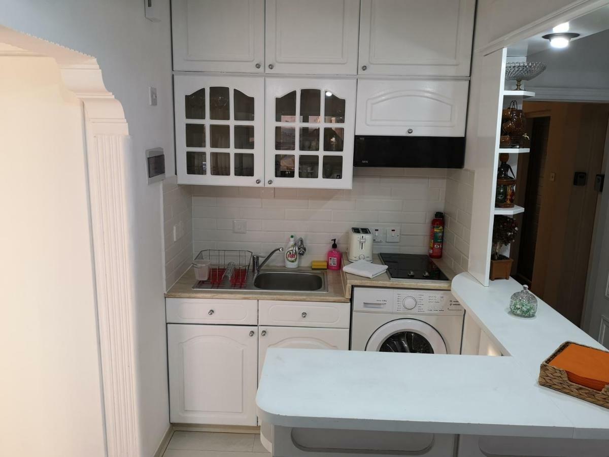 Bettys 1Br Seafront Apt Larnaca Bagian luar foto