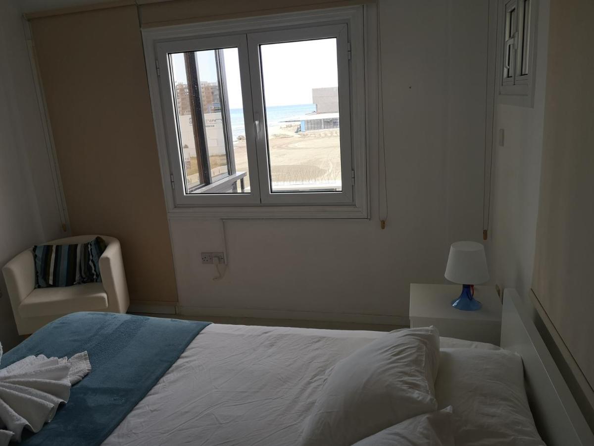Bettys 1Br Seafront Apt Larnaca Bagian luar foto